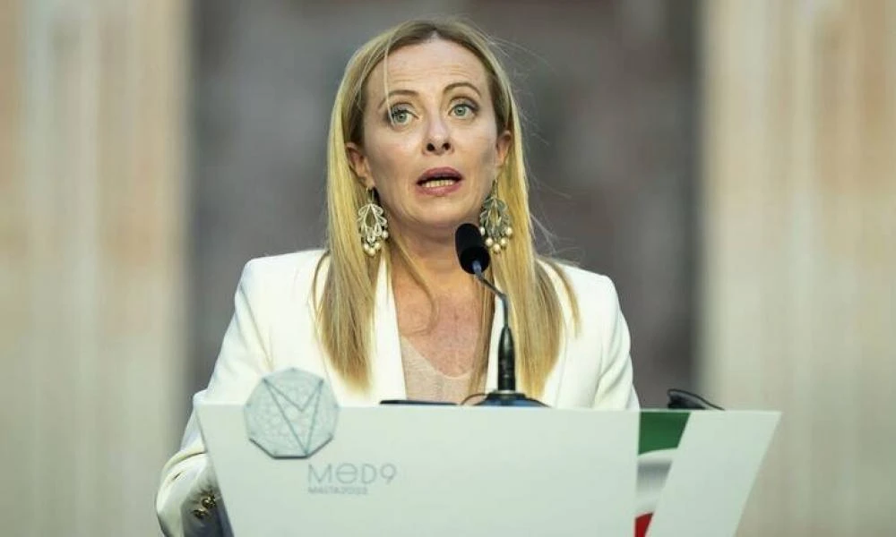 Μελόνι: Χώρισε με τον σύντροφό της - Το βίντεο που τον «έκαψε», έκανε προτάσεις για τρίο σε δημοσιογράφους